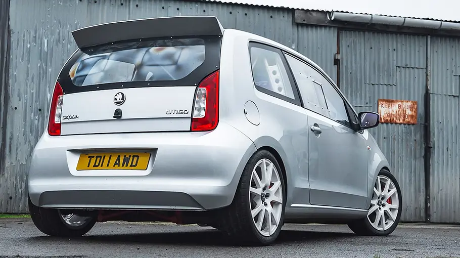 Skoda Citigo Darkside statisch von schräg hinten fotografiert.