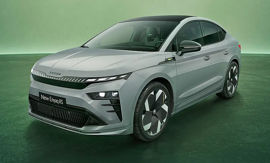 Skoda Enyaq Coupé RS Facelift (2025) Skoda Enyaq Coupé RS Facelift (2025) steht im Studio, Ansicht von vorne links.