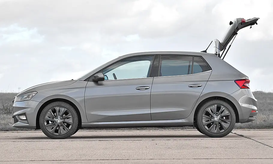 Skoda Fabia (2021) Der Skoda Fabia (2021) statisch und mit geöffneter Heckklappe von der linken Seite fotografiert