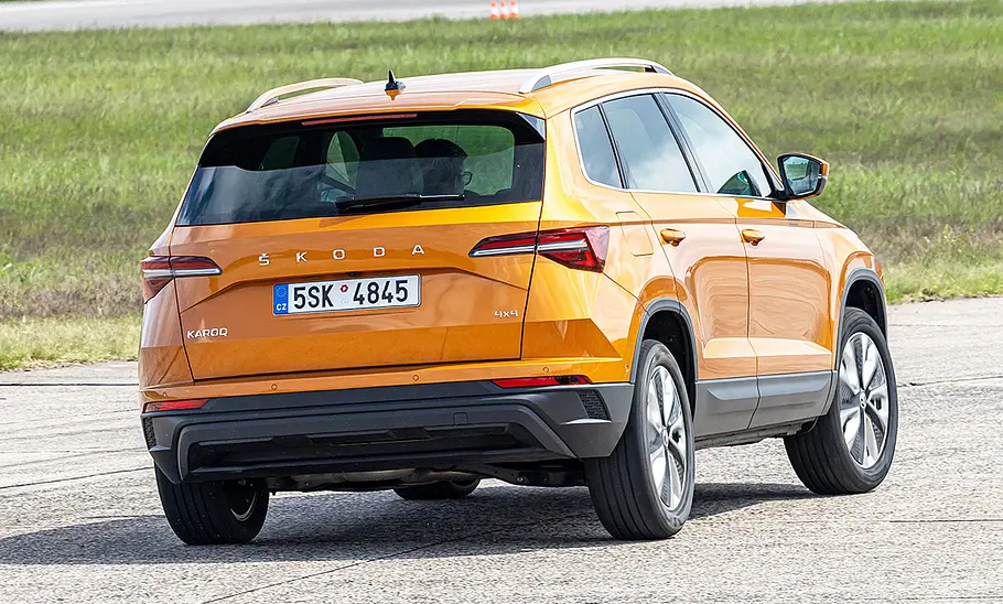 Skoda Karoq (2021) Der Skoda Karoq (2021) fährt durch eine Rechtskurve, von hinten rechts fotografiert.