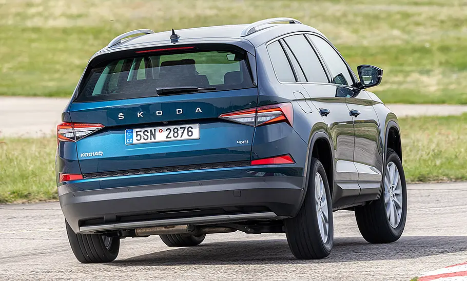 Skoda Kodiaq (2021) Der Skoda Kodiaq (2021) fährt auf der Rundstrecke durch eine Rechtskurve, von hinten rechts fotografiert.