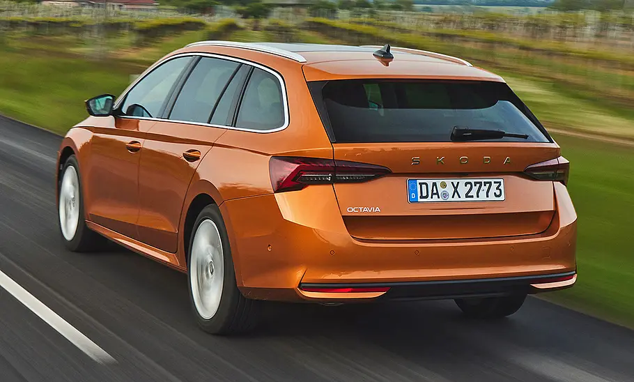 Skoda Octavia Combi Facelift (2024) Skoda Octavia Combi Facelift (2024) fahrend, von schräg hinten