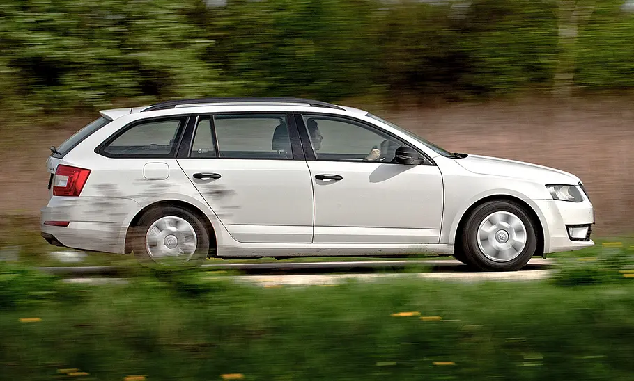 Skoda Octavia (2013) Der Skoda Octavia (2013) fährt geradeaus, von rechts fotografiert.