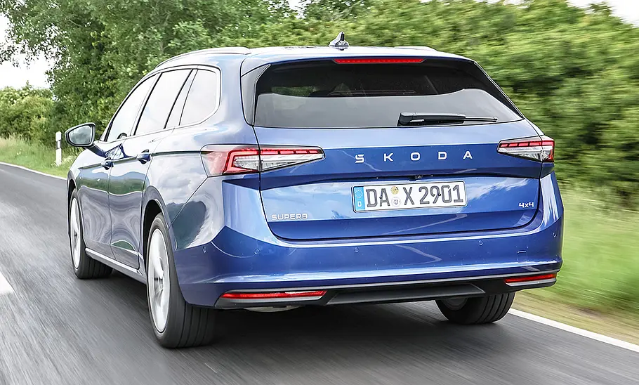Skoda Superb Combi; fahrend von hinten links