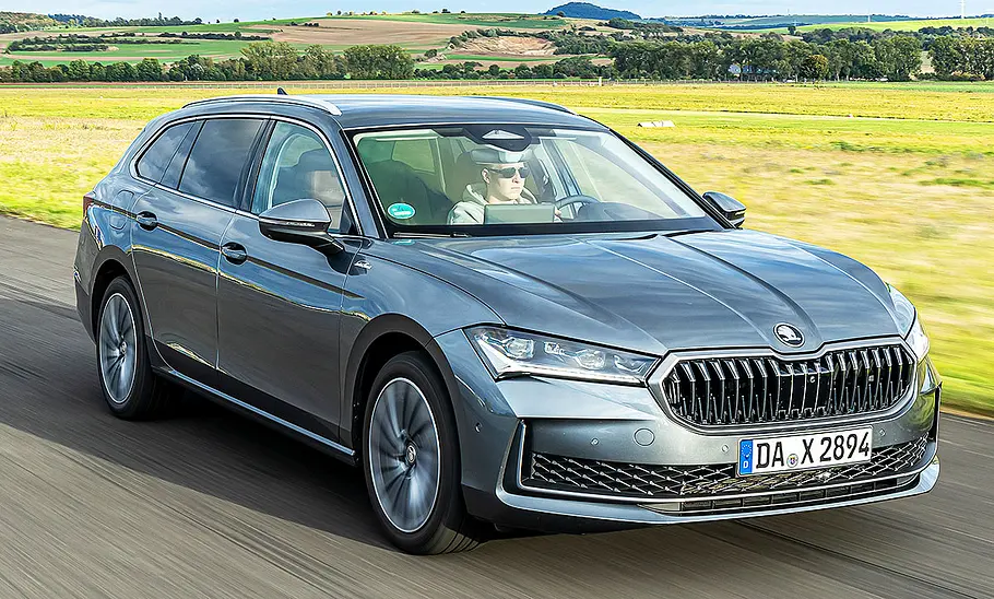 Skoda Superb Combi Blick von schräg vorne auf den fahrenden Skoda Superb Combi.