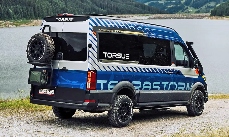 Torsus Terrastorm Camper von hinten, mit Reserverad und Kanisterhalterung am Seeufer.