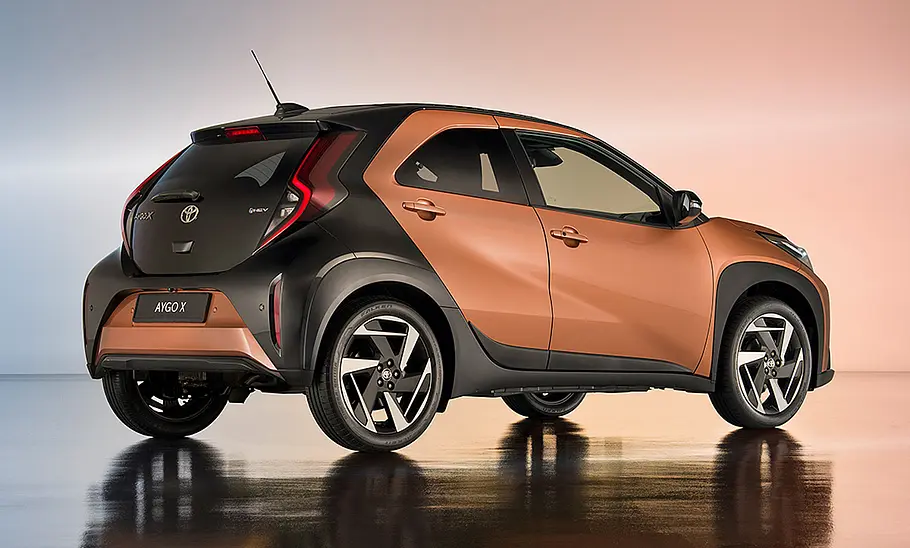 Toyota Aygo X Facelift (2025) steht im Studio, Ansicht von hinten rechts.