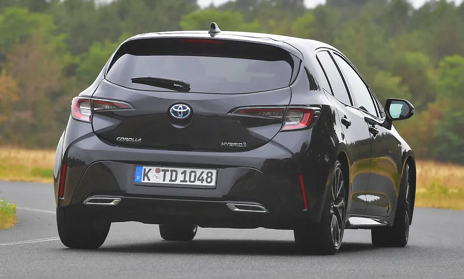 Toyota Corolla (2019) Der Toyota Corolla (2019) fährt durch eine Linkskurve, von hinten fotografiert