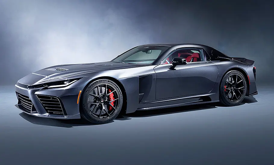 Der Toyota GR GT (2027) steht in Studioumgebung, von vorne links fotografiert.