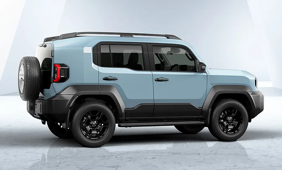 Toyota Land Cruiser FJ (2026) Der Toyota Land Cruiser FJ (2026) steht in Studioumgebung, von rechts fotografiert.
