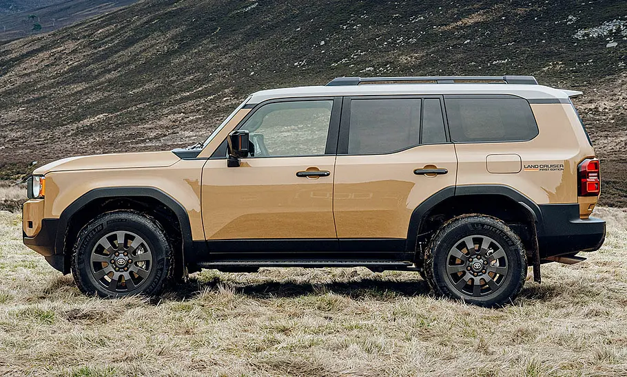 Toyota Land Cruiser First Edition (2024) Der Toyota Land Cruiser First Edition (2024) statisch von der Seite.