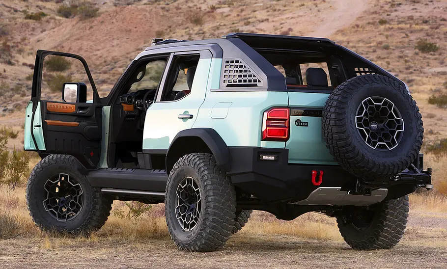 Die Studie Toyota Land Cruiser ROX stehend, von schräg hinten fotografiert. Fahrertür ist offen.