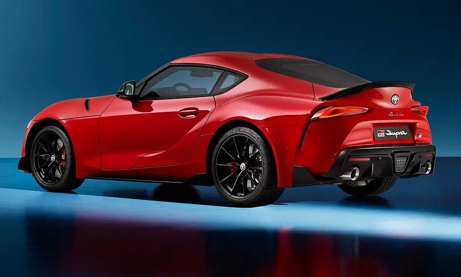 Toyota GR Supra Lightweight Evo Das Sondermodell GR Supra Lightweight Evo steht in Studioumgebung, von hinten links fotografiert.