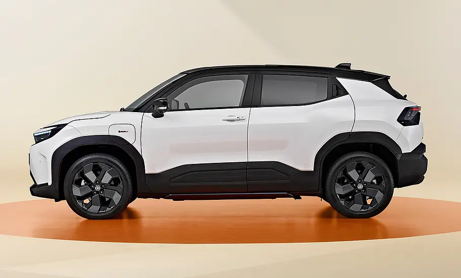 Toyota Urban Cruiser (2025) Toyota Urban Cruiser (2025) im Studio vor beigem Hintergrund, Ansicht von der linken Seite.