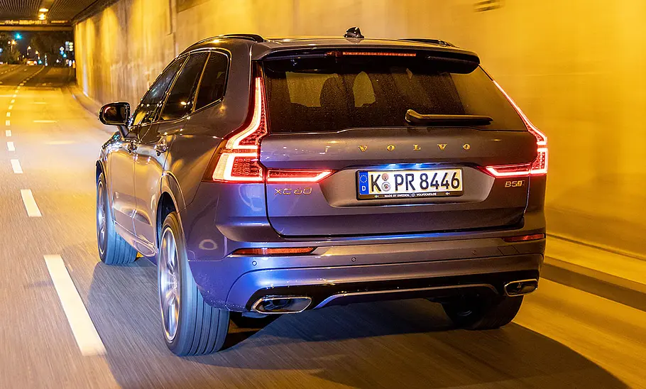 Volvo XC60 (2017) Der Volvo XC60 (2017) fährt durch einen Tunnel, von hinten links fotografiert.