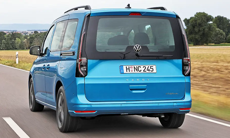 VW Caddy California (2020) dynamisch von hinten links