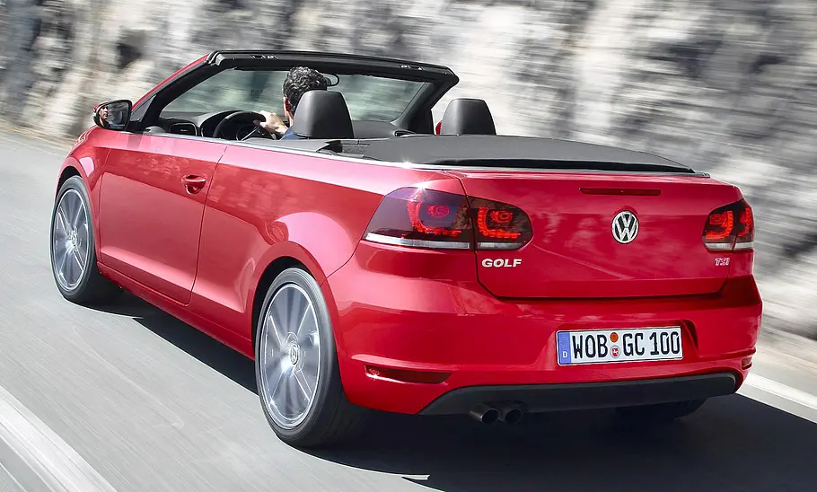 VW Golf 6 Cabrio (2011) VW Golf 6 Cabrio (2011); fahren von hinten links; Dach offen