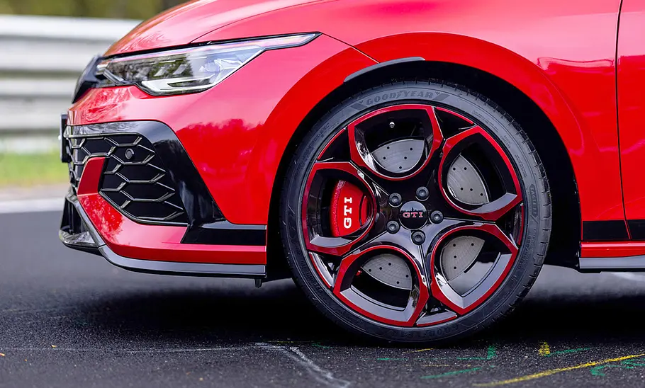 Die Front und das linke Vorderrad des VW Golf GTI Edition 50 (2026) in der Detailaufnahme.
