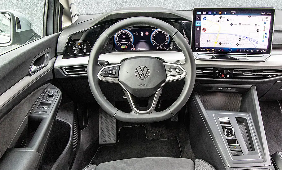 Das Cockpit des VW Golf.