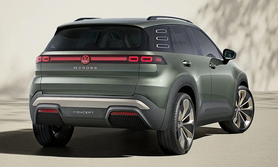 VW ID. Cross Concept (2026) Der VW ID. Cross Concept (2026) vor einer hellen Wand stehend, Ansicht von hinten rechts.