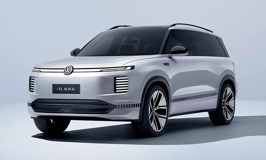 Der VW ID. Era (2025) steht in Studioumgebung, von vorne links fotografiert.