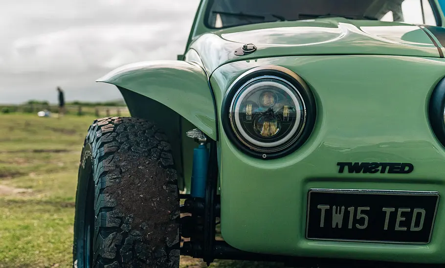 Rad, Kotflügel und Schweinwerfer des VW Twisted Tbug, fotografiert von vorn.
