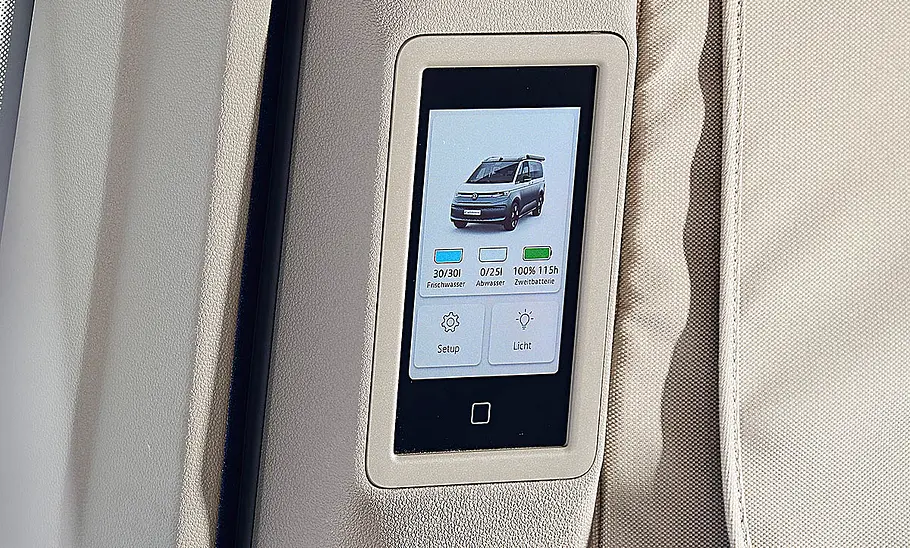 VW California (2024) Das Bild zeigt das digitale Bedienteil im Wohnraum des VW California (2024).