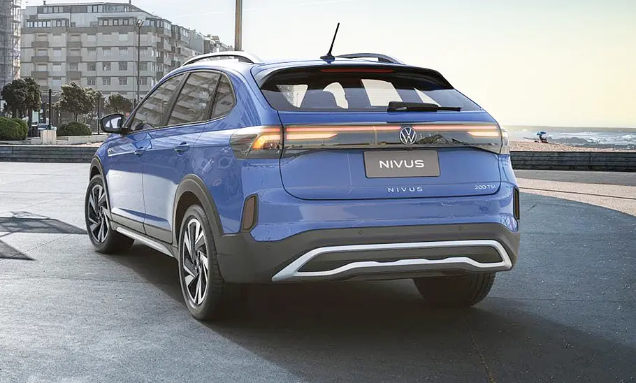 VW Nivus Facelift (2025) VW Nivus Facelift (2025) ist von hinten links vor urbanem Hintergrund fotografiert.