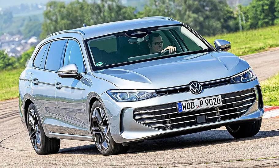 Blick von schräg vorne auf den fahrenden VW Passat.