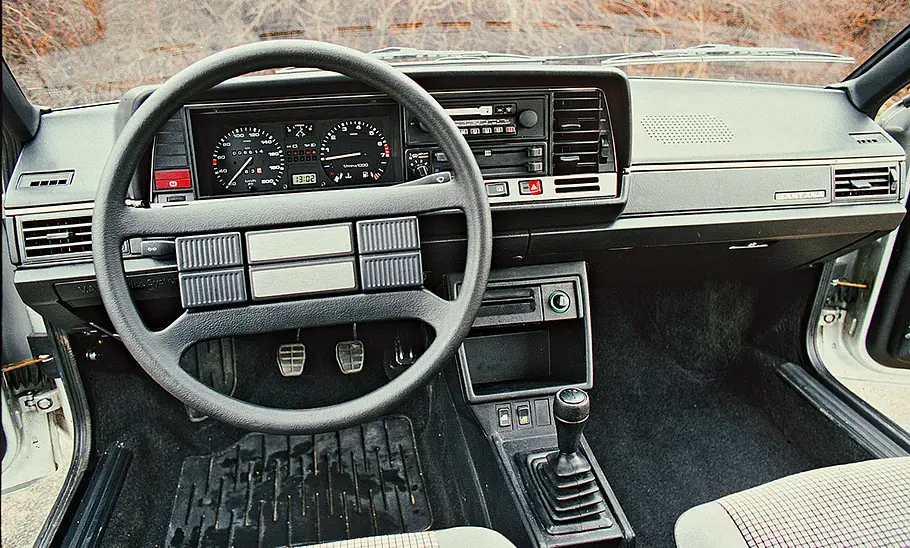 Das Cockpit des VW Santana.
