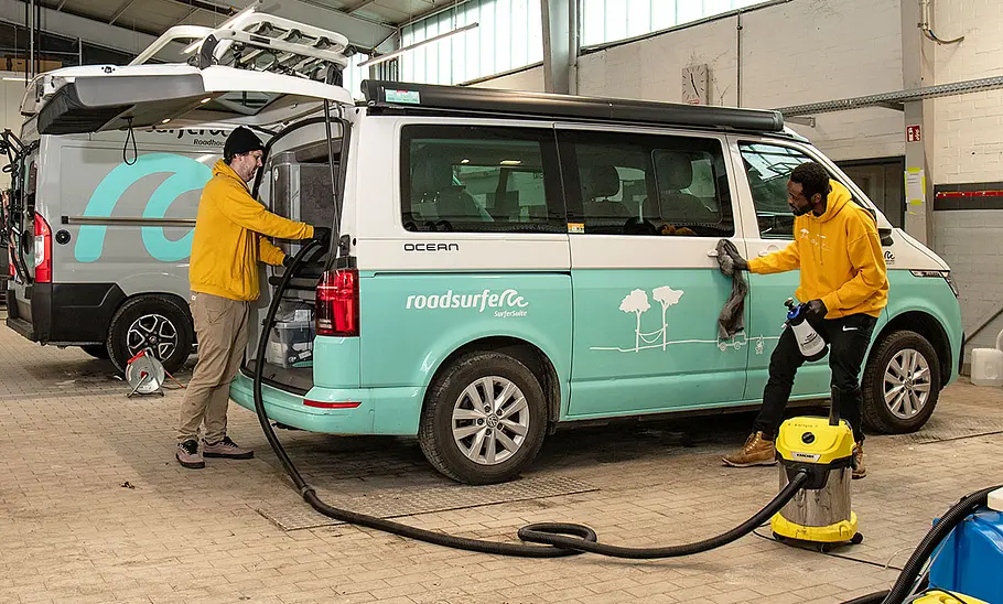 VW T 6.1 California bei der Reinigung