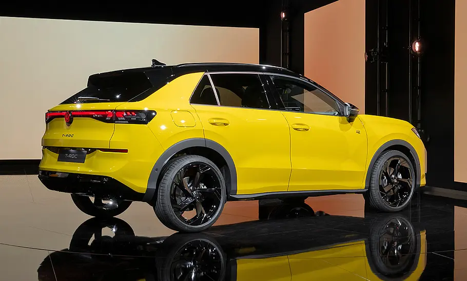 VW T-Roc Blick von schräg hinten auf den VW T-Roc.