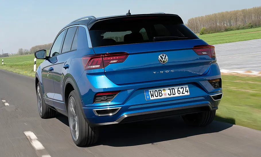 VW T-Roc (2017) Der VW T-Roc (2017) fährt auf einer Straße geradeaus, von hinten fotografiert.
