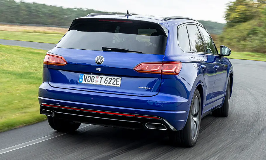 VW Touareg (2018) Der VW Touareg (2018) fährt durch eine Linkskurve, von hinten fotografiert.