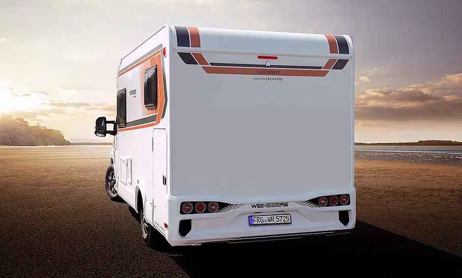 Weinsberg CaraCompact Edition Pepper (2026) steht vor einer kahlen Landschaft. Ansicht des Fahrzeugs von vorne rechts.