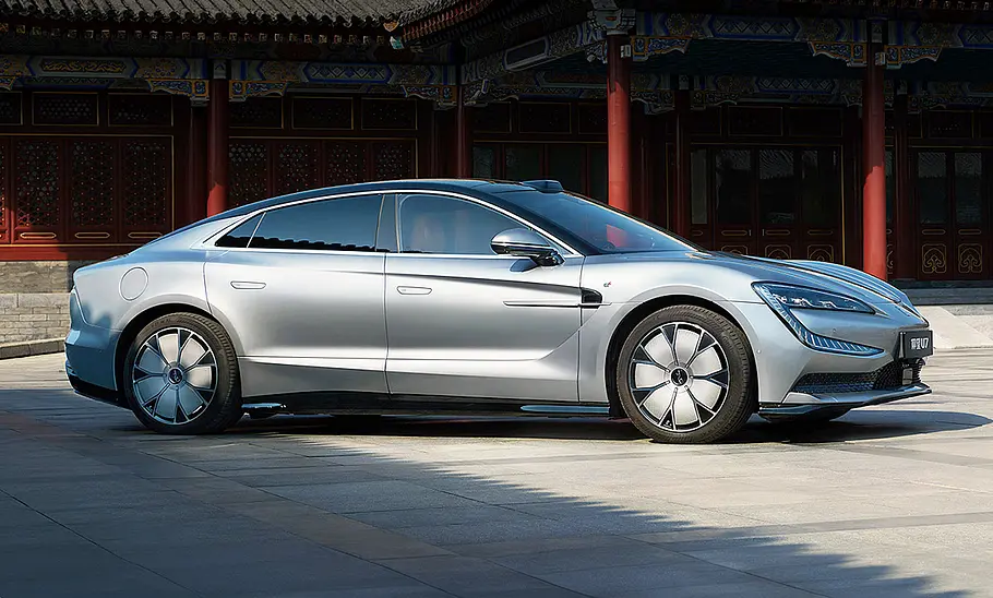 Der BYD Yangwang U7 (2024), statisch von rechts fotografiert.