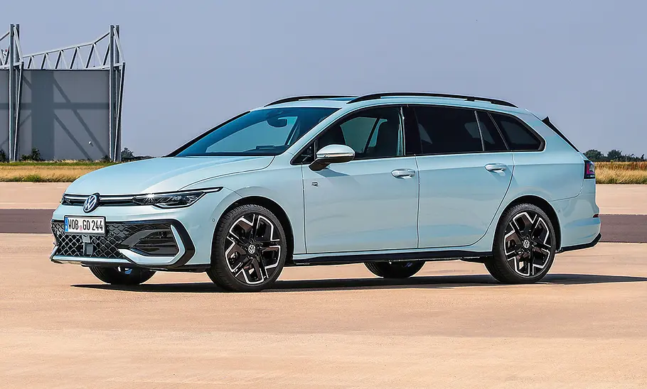 Das VW Golf 8 Variant Facelift (2024) stehend, von schräg vorne links fotografiert.