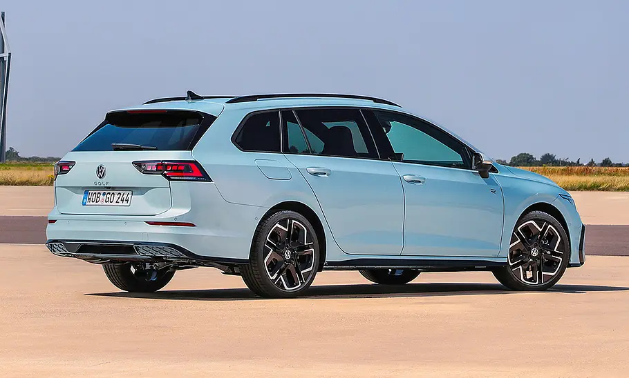 Das VW Golf 8 Variant Facelift (2024) stehend, von schräg hinten rechts fotografiert.
