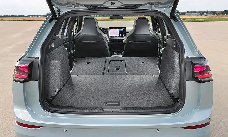 Der Kofferraum des VW Golf 8 Variant Facelift (2024).