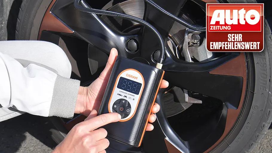 Testerhände mit Osram Tyreinflate 4000, fotografiert von der Seite. Akku-Luftpumpe Osram Tyreinflate 4000 im Test