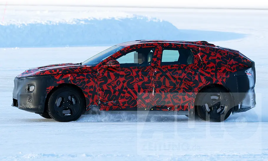 Alfa Romeo Stelvio (2026) Der Alfa Romeo Stelvio (2026) fährt als Erlkönig durch eine verschneite Landschaft, von links fotografiert.