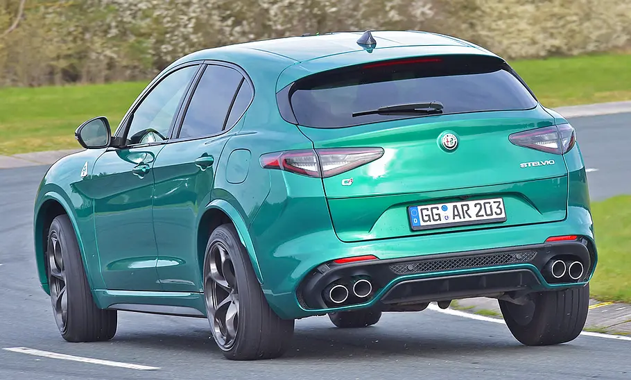 Alfa Romeo Stelvio Quadrifoglio Q4; eine Kurve fahrend von hinten links