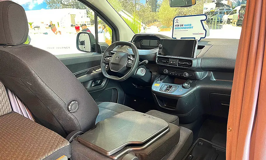 Alpincamper Peugeot Partner 4x4 (2025) Die Innenaufnahme zeigt das Cockpit des Alpincamper Peugeot Partner 4x4 (2025).