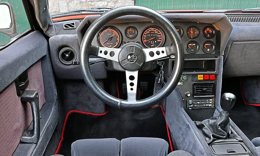 Alpine A310; Cockpit