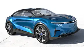 Alpine A390_β (2024): Das Auto steht vor einem weißem Hinergrund. Blick von vorne (seitlich) auf das Auto. - Foto: Alpine