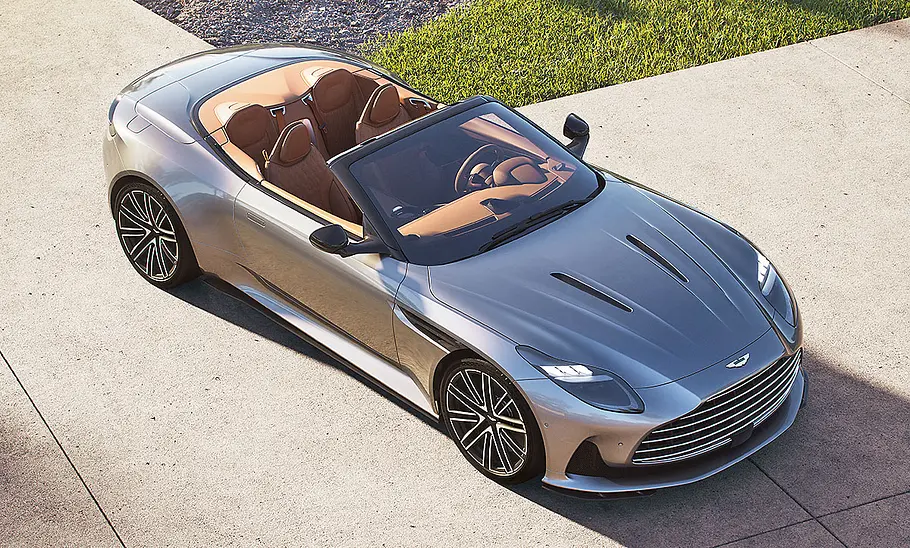 Aston Martin DB12 Volante (2023) Der Aston Martin DB12 Volante (2023) stehend von schräg oben fotografiert mit Blick in den Innenraum.