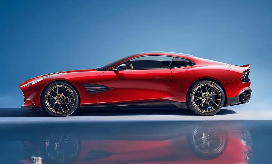 Aston Martin Vanquish (2024) Der Aston Martin Vanquish (2024) steht in Studioumgebung, von vorne links fotografiert.