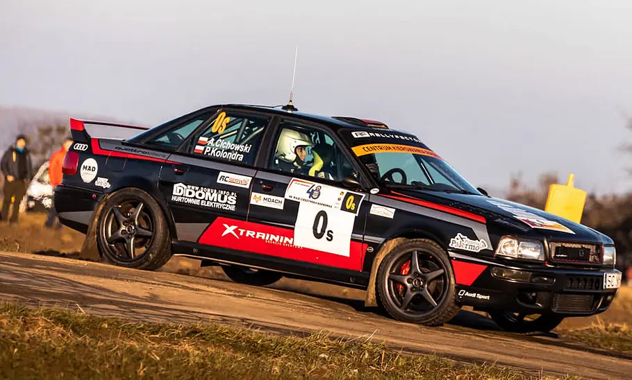 Der Audi 80 VR5T bei Wertungsprüfung in einer Kurve, fotografiert von der Seite.