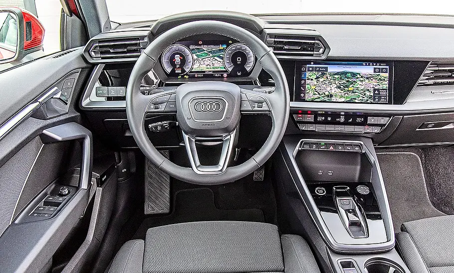 Blick auf die Armaturen im Innenraum des Audi A3.