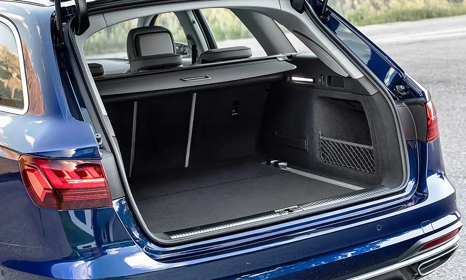 Der Kofferraum des Audi A4 Avant (2019) bei geöffneter Heckklappe.